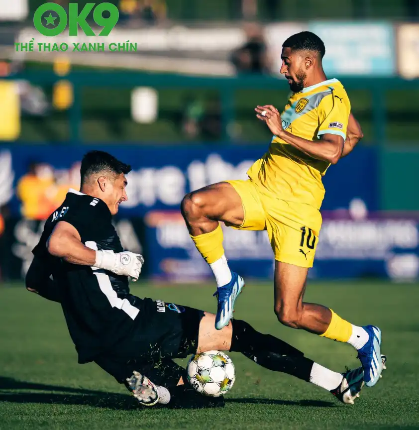 Thắng lợi quan trọng trước San Antonio giúp New Mexico (vàng) vươn lên dẫn đầu trên BXH. (Ảnh: Internet)