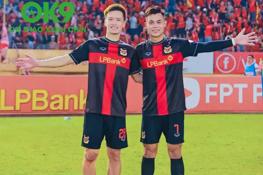 Hoàng Đức (trái) vẫn đang là ngôi sao sáng nhất ở cả CLB lẫn ĐTQG